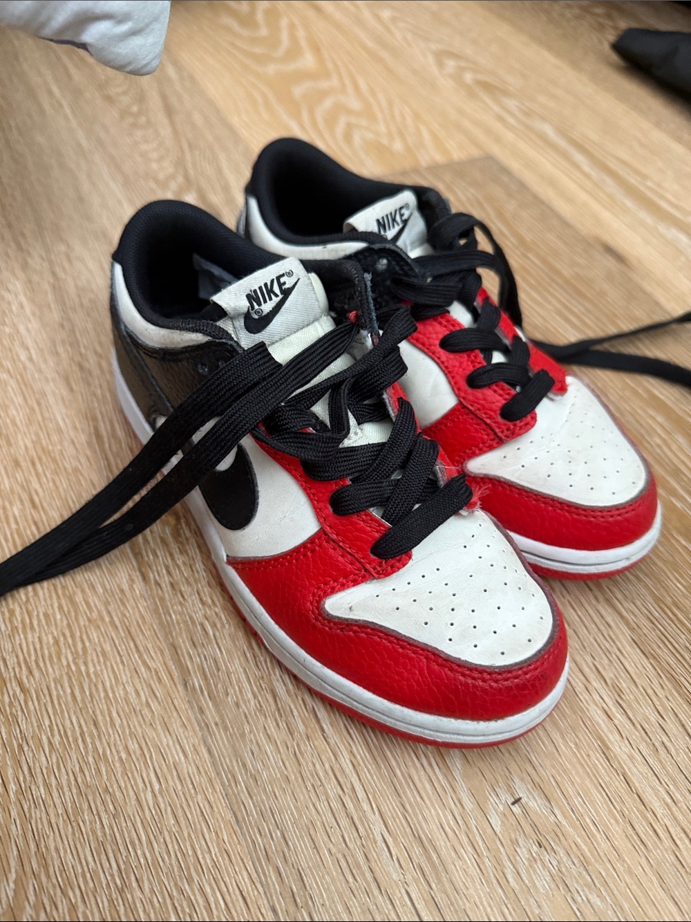 Nike Kids Low-Top Sneakers in Red, White & Black